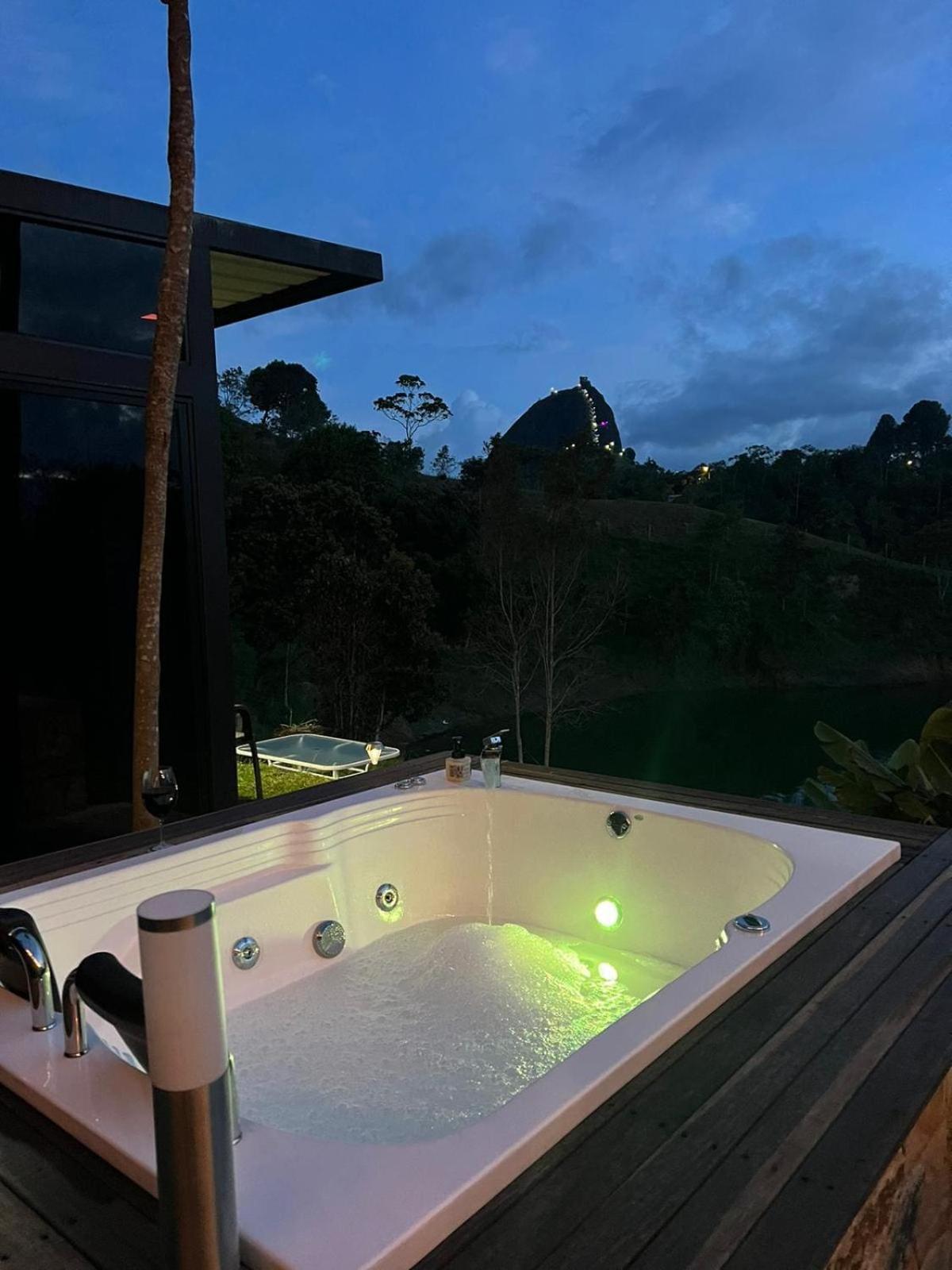 Sin Prisa "Not Rush" Cabana Preciosa! Con Jacuzzi, Vista Y Acceso Directo Al Embalse, Vista A La Piedra , Deporte Acuatico Paddle Board And Breakfast Incluidos ! Imperdible Guatapé エクステリア 写真