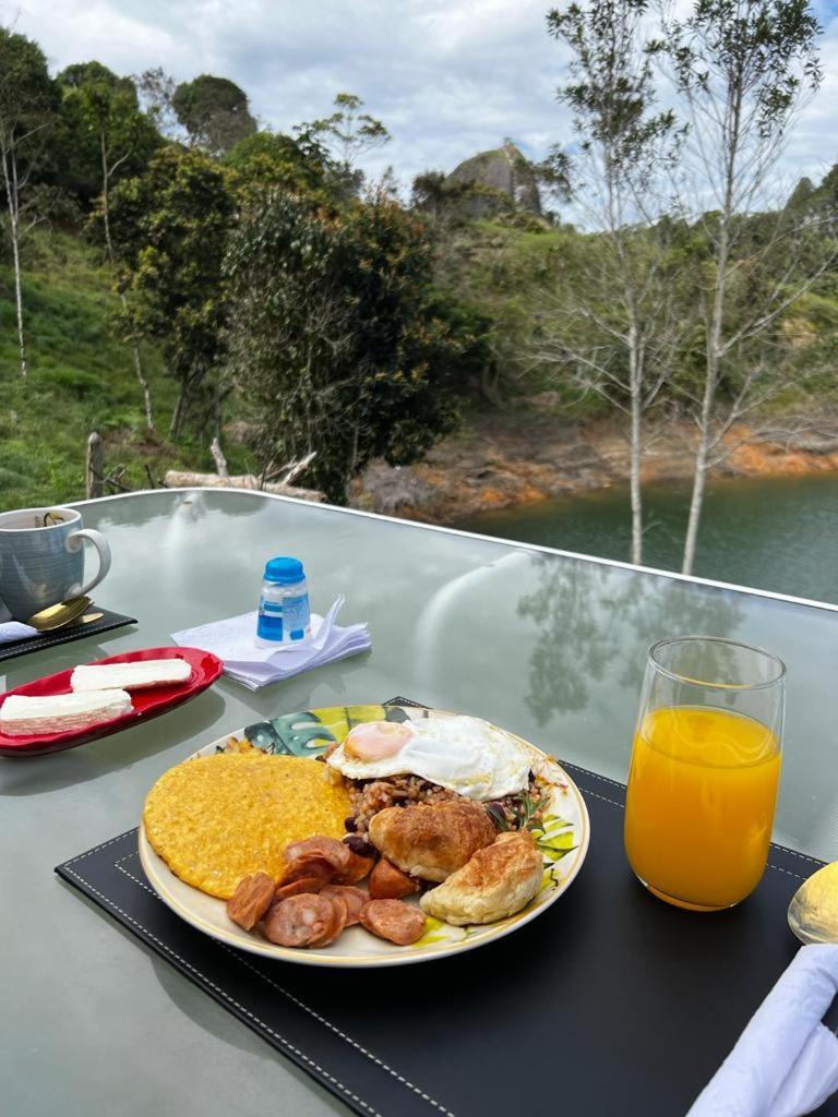 Sin Prisa "Not Rush" Cabana Preciosa! Con Jacuzzi, Vista Y Acceso Directo Al Embalse, Vista A La Piedra , Deporte Acuatico Paddle Board And Breakfast Incluidos ! Imperdible Guatapé エクステリア 写真