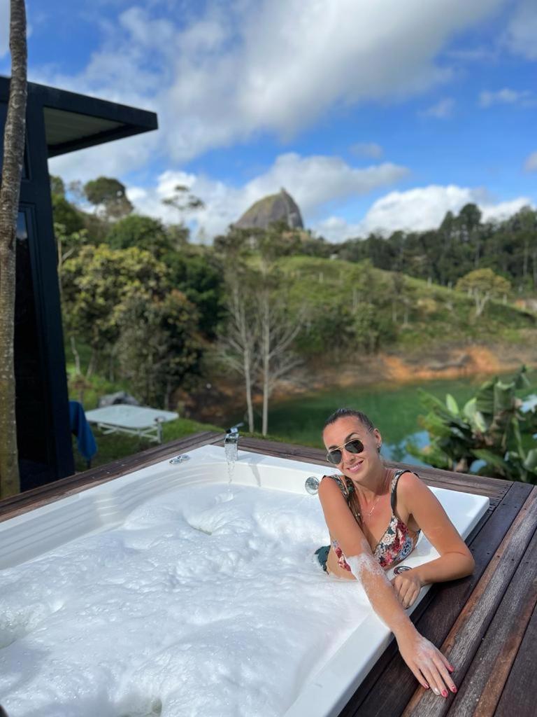 Sin Prisa "Not Rush" Cabana Preciosa! Con Jacuzzi, Vista Y Acceso Directo Al Embalse, Vista A La Piedra , Deporte Acuatico Paddle Board And Breakfast Incluidos ! Imperdible Guatapé エクステリア 写真
