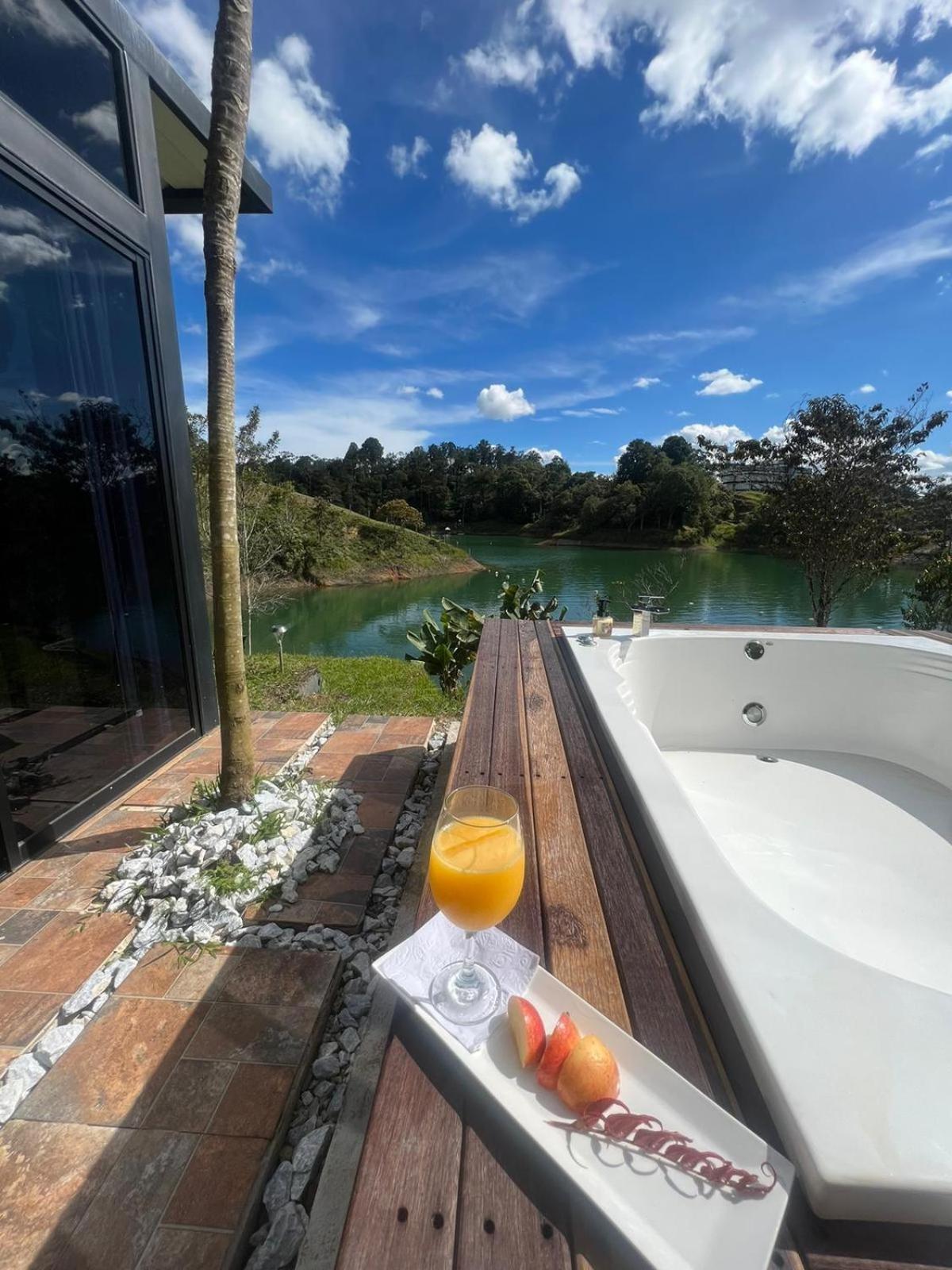 Sin Prisa "Not Rush" Cabana Preciosa! Con Jacuzzi, Vista Y Acceso Directo Al Embalse, Vista A La Piedra , Deporte Acuatico Paddle Board And Breakfast Incluidos ! Imperdible Guatapé エクステリア 写真